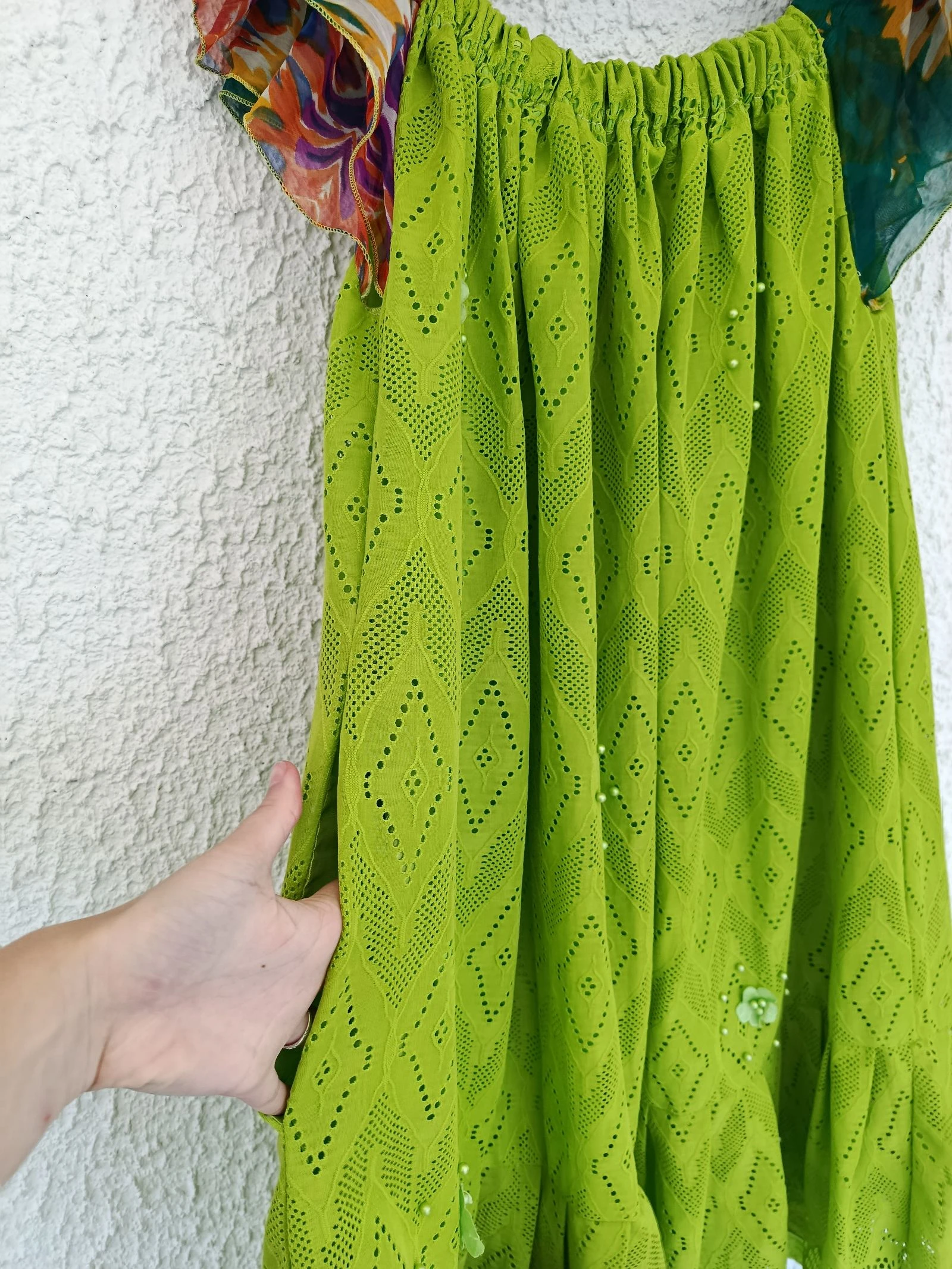 Vestido original verde holgado con hombros descubiertos y mangas multicolor talla 40/42 – photo 10